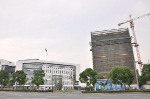 科技信息产业园一期工程5幢楼已经交付使用，二期工程6幢楼8月份可封顶，明年将投入使用——创新创意新天地在崛起