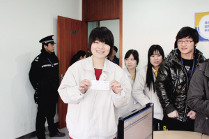 “上门售票”服务很温馨 春运期间,苏州大市范围内各汽车站发往各地的汽车票在售,旅客可提前购票