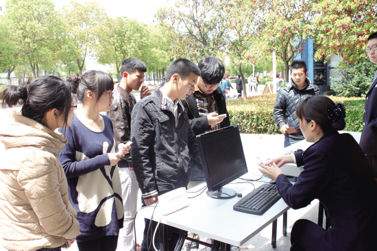 “上门售票”方便健雄学子  