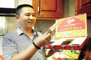 他说得最多的就是“诚信做人，踏实做事”；他的客户成了他的好朋友和后援者——诚信为他赢得了客户的心