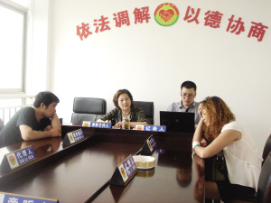 “从过去的孤军奋战到现在的齐抓共管,从过去的打打闹闹到如今的日益和谐,20年的调解史,就是社会变迁史”——闵玉琴>>>守护社会和谐的“老舅妈”