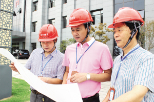 以前，他带领他的小施工队活跃在太仓的建筑行业；现在，他创建的集团公司年完成施工产值8亿元——倪建荣    8年筑起广厦千万平方米