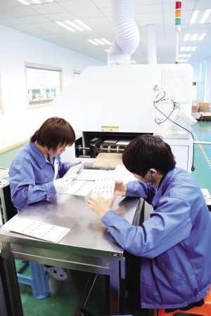 LED灯具“私人定制” 荣文库柏专注于为客户提供高质量、高性能的产品及解决方案，成立仅两年，已跻身同行业前列 