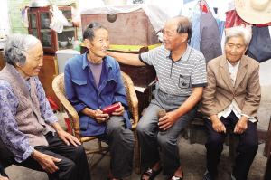 “他像对父母一样待我们”