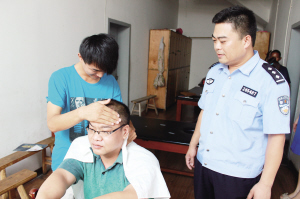 社区民警王明华 走街串巷解民忧