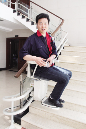 全国五一劳动奖章获得者沈益 潜心研发养老辅助器械