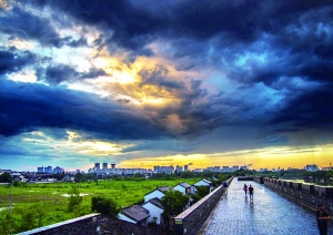  江苏气象发布暴雨警报 强降水将持续至月底