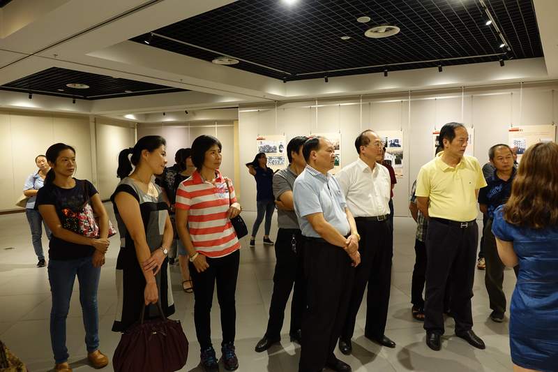 太仓市台商协会组织台商观看“孙中山的足迹”图片展