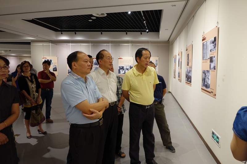 太仓市台商协会组织台商观看“孙中山的足迹”图片展