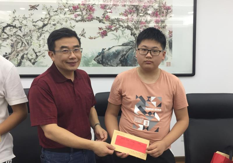 博学成优业爱心洒蕃圃