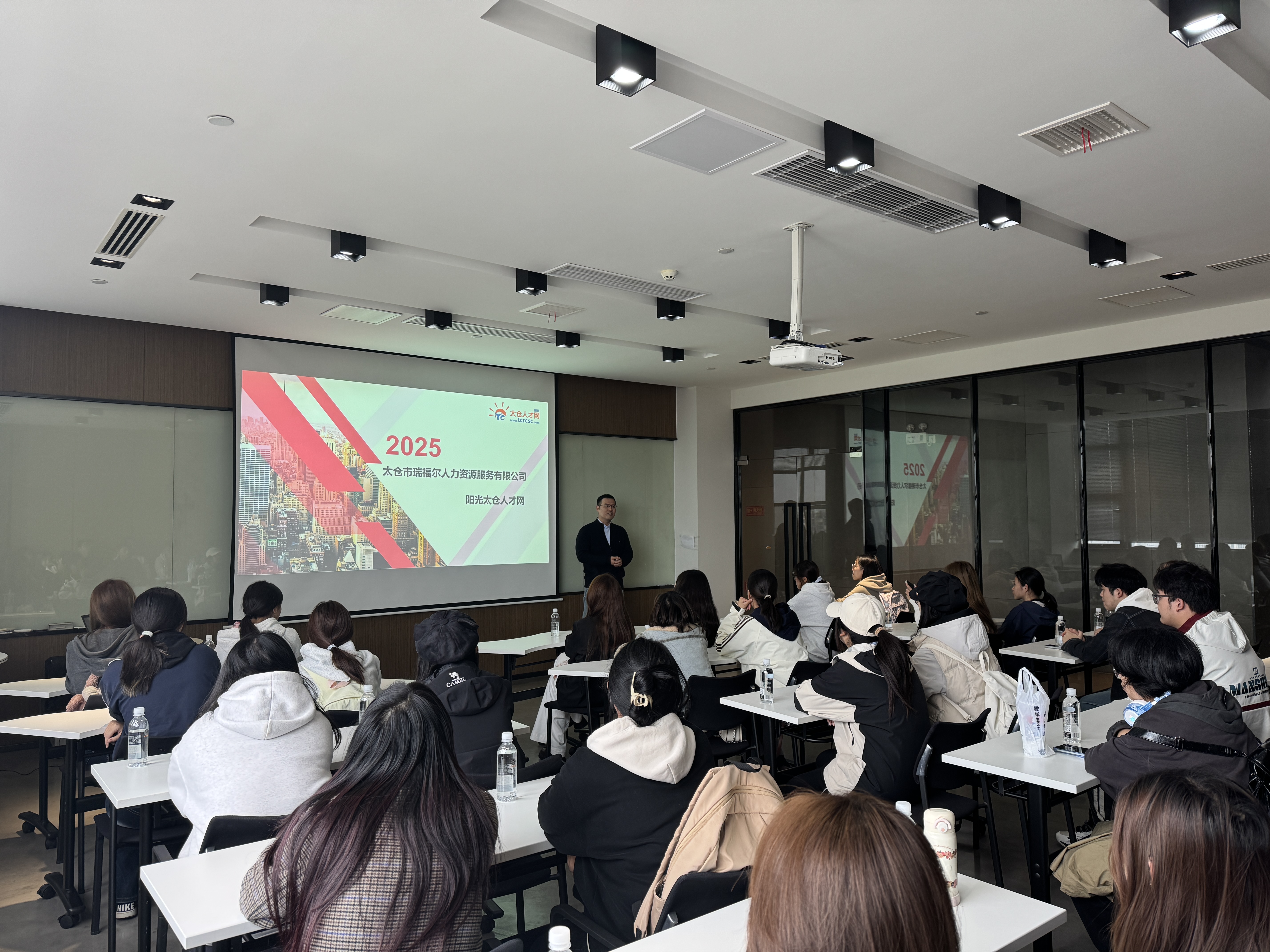 健雄学院人力专业新生参访阳光太仓人才网开展专业研学活动