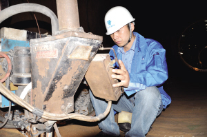 光与火考验中的焊接能手  刘井勇十数年如一日投身电焊行业，技术过硬的他成为公司焊接环节的“守门人” 
